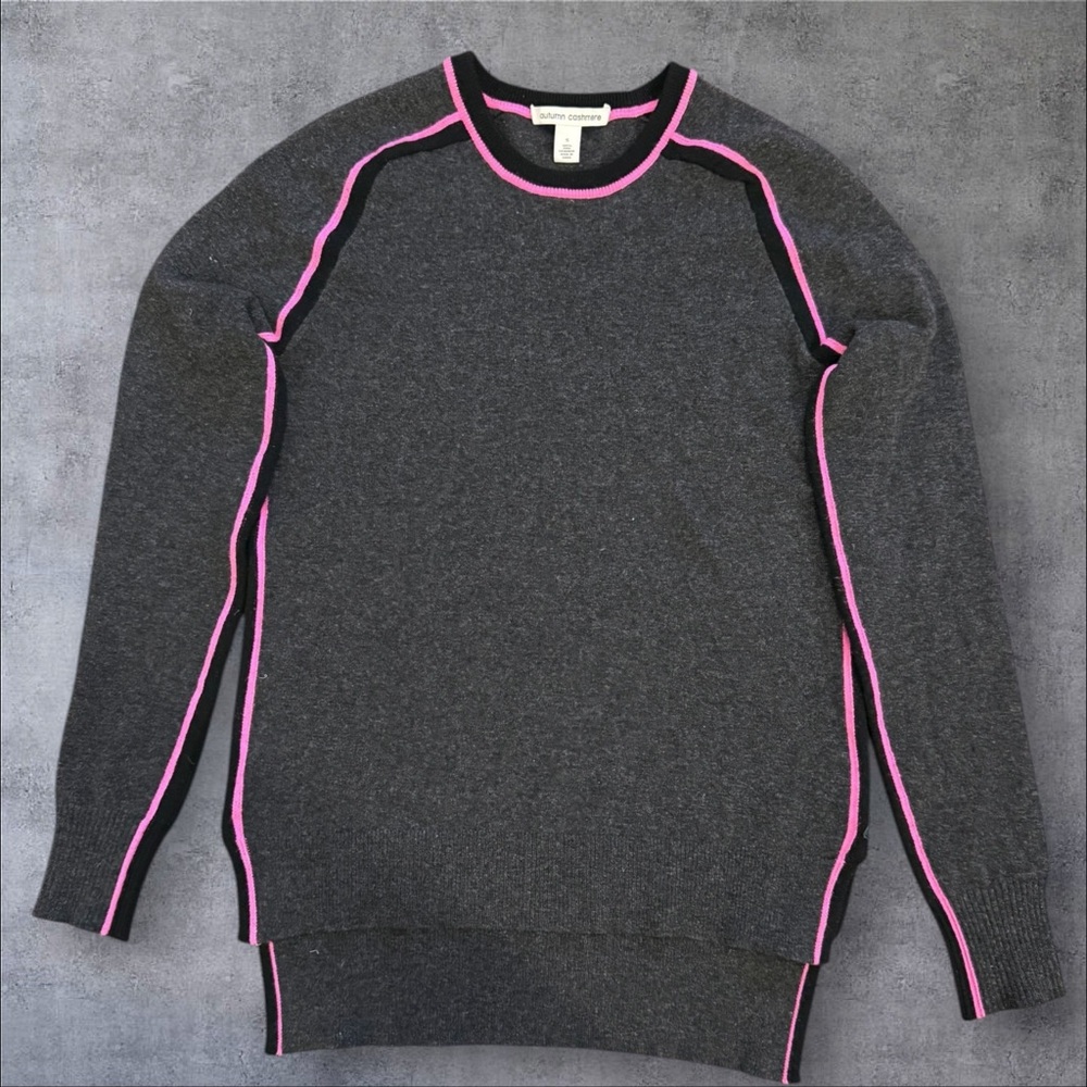 AUTUMN CASHMERE Sheepskin on 🔺hem. Cashmere Raglan Sweater Charcoal/Pink Size S
